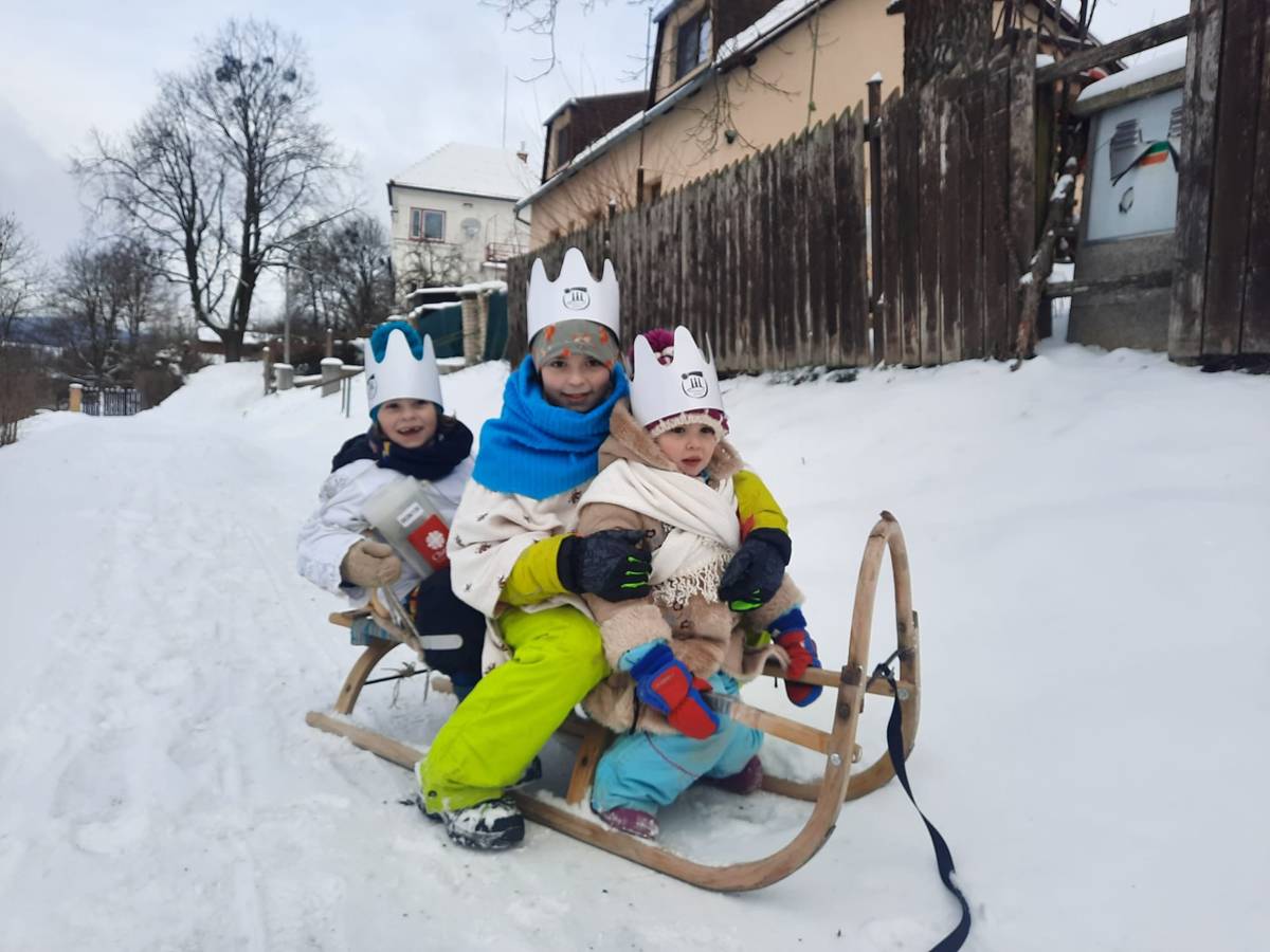 Mráz, kluzké chodníky ani sníh koledníky letos neodradily. V rámci Tříkrálové sbírky 2026 se v Dlouhé Třebové zapojilo 12 skupinek dětí a dospělých, kteří s úsměvem obešli naši obec a přinesli nejen požehnání, ale i radost. Společně se podařilo vybrat 50 351 Kč, k nimž se mohly přidat i dary zaslané pomocí QR platby. Děkujeme všem, kteří se zapojili – koledníkům za jejich vytrvalost a dárcům za otevřenost a štědrost. Podrobnosti o sbírce i možnost přispět i nadále naleznete na odkazu níže: https://www.trikralovasbirka.cz/