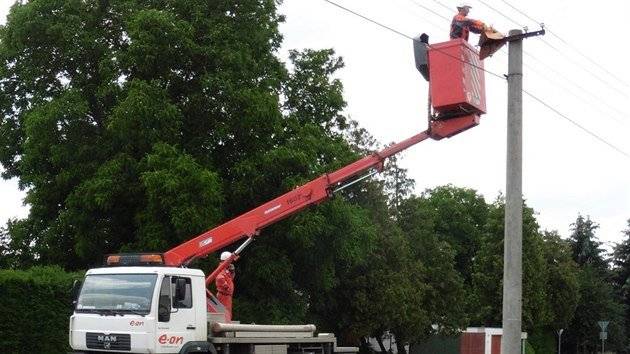 Upozorňujeme občany na částečně nesvítící veřejné osvětlení z důvodu poruchy na rozvaděči okruhu č.4. Jedná se o část ulice Brněnské, část ulice Dolní, ulice U Potoka, část ulice B. Němcové a část ulice Zádvornik. (viz foto-žlutě označené světelné body). V minulém týdnu byla objednaná plošina a pracovalo se na odstranění poruchy na izolátorech. Bohužel se zatím nepodařilo najít zdroj poruchy. Na odstranění poruchy na rozvaděči se bude pracovat po příjezdu montážní plošiny. Děkujeme za pochopení. https://app.gisonline.cz/velke-nemcice