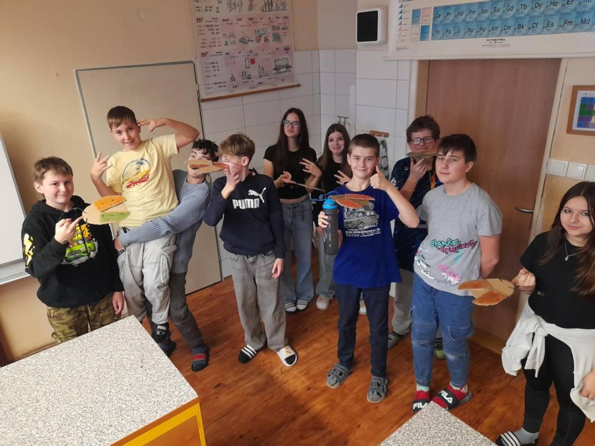 Laboratorní práce na téma "Těžiště" - výroba berušky.