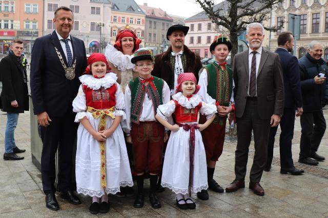 V rámci dnešní návštěvy Olomouckého kraje strávil prezident republiky Petr Pavel čtyřicet minut na přerovské radnici. Program začal podpisem do pamětní knihy města, poté prezident převzal symbolické dary – motýlek z regionální výroby, šle a manžetové knoflíčky. Pro nepřítomnou první dámu Evu Pavlovou město připravilo ručně pletenou hřejivou deku. Primátor města Petr Vrána prezidenta krátce seznámil s historií Přerova i současnými výzvami, poté program pokračoval neformálním rozhovorem.                               Číst dál...