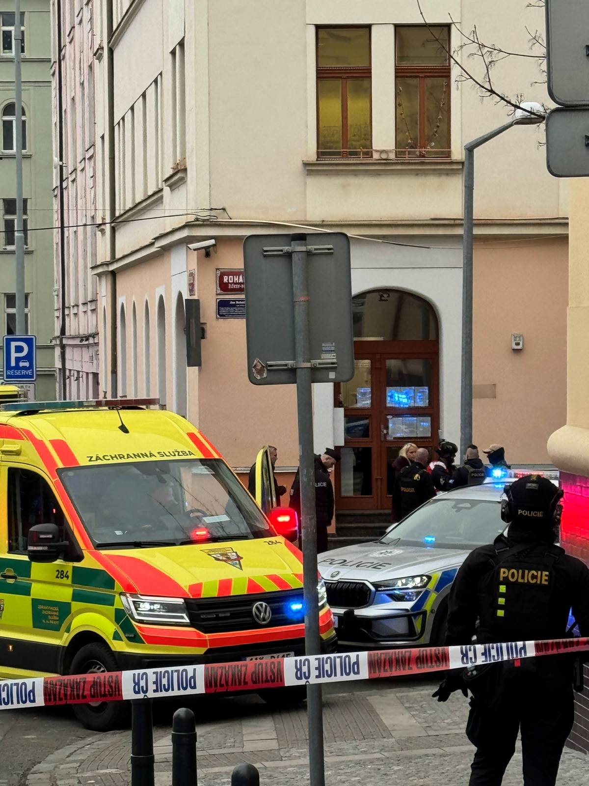 Vážení sousedé, aktuálně nikomu nehrozí nebezpečí a nikdo nebyl zraněn. Policie přijala před 15:00 oznámení a ihned vyjela na místo zajistit bezpečí. V rámci prověřování zjistila, že střelbu nahlásil učitel, který chtěl testovat připravenost složek IZS. Praha 3