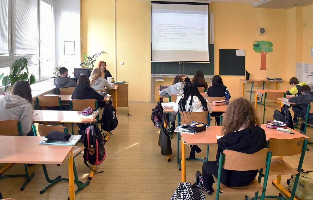 Rozšíření kamerových systémů nebo odstranění virtuálních prohlídek a citlivých informací z webů škol patří mezi konkrétní opatření, která doporučuje aktuálně vypracovaný Minimální standard bezpečnosti. Tento dokument obvod předal základním školám s cílem předcházet rizikům, rychle reagovat na mimořádné situace a zajistit bezpečné prostředí pro děti i zaměstnance. Dokument vychází z podrobné kontroly školních budov a areálů. Zaměřuje se na vstupy do škol, pohyb osob v budovách, zabezpečení areálů i připravenost zaměstnanců na krizové situace. Na základě zjištění doporučuje například:  rozšíření kamerových systémů u hlavních vstupů a v místech s vyšším pohybem osob, přísnější kontrolu vstupu do budov během vyučování, doplnění tísňových tlačítek pro zaměstnance ve vytipovaných částech škol, signalizaci na únikových východech upozorňující na neoprávněné otevření, úpravy oplocení a uzamykání školních areálů v době výuky, omezení zveřejňování citlivých informací o vnitřním uspořádání škol na webových stránkách.  Každá škola má zároveň stanovený krizový tým, rozdělené role a postupy komunikace s policií, hasiči i zřizovatelem. Praktickou pomůckou jsou karty incidentů – krátké instrukce „krok za krokem“ pro konkrétní situace, například výhrůžku, napadení nebo nález podezřelého předmětu.