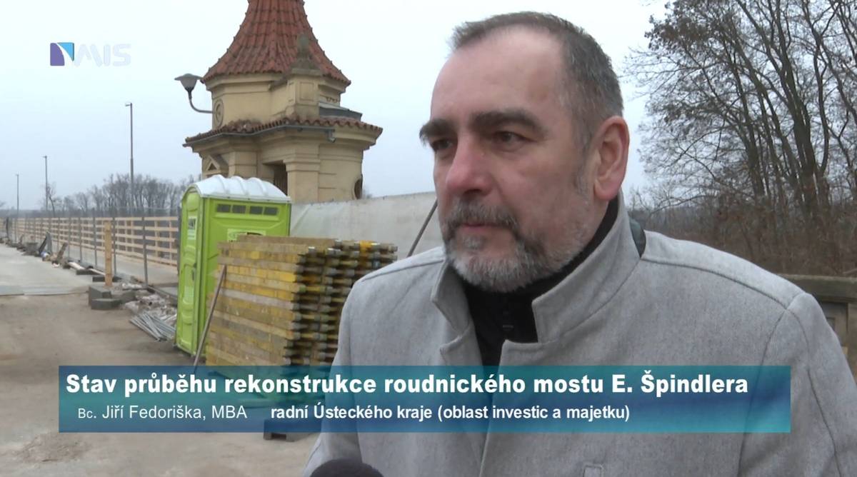Jak pokračuje rekonstrukce roudnického mostu Ervína Špindlera? To dnes přímo u staveniště za investora Ústecký kraj přiblížil radní pro investice a majetek Jiří Fedoriška. Podívejte se na rozhovor.      Kraj vyhlásil výběrové řízení na zhotovení návazné etapy rekonstrukce. Stále počítá s jejím dokončením v letošní stavební sezóně. Uvedený termín září příštího roku se vztahuje pouze k podmínkám dotace. Preventivní uzavření mostu pro pěší v minulém týdnu souviselo s kontrolou uzemnění. Správa železnic prověřila a potvrdila bezpečnost na stavbě i v koridoru. Ústecký kraj zjedná nápravu a bude na stránkách informovat o plánu nočních prací, které v době výluk probíhají až do března.    Veškeré informace k rekonstrukci Špindlerova mostu Ústecký kraj uvádí na svých webových stránkách.