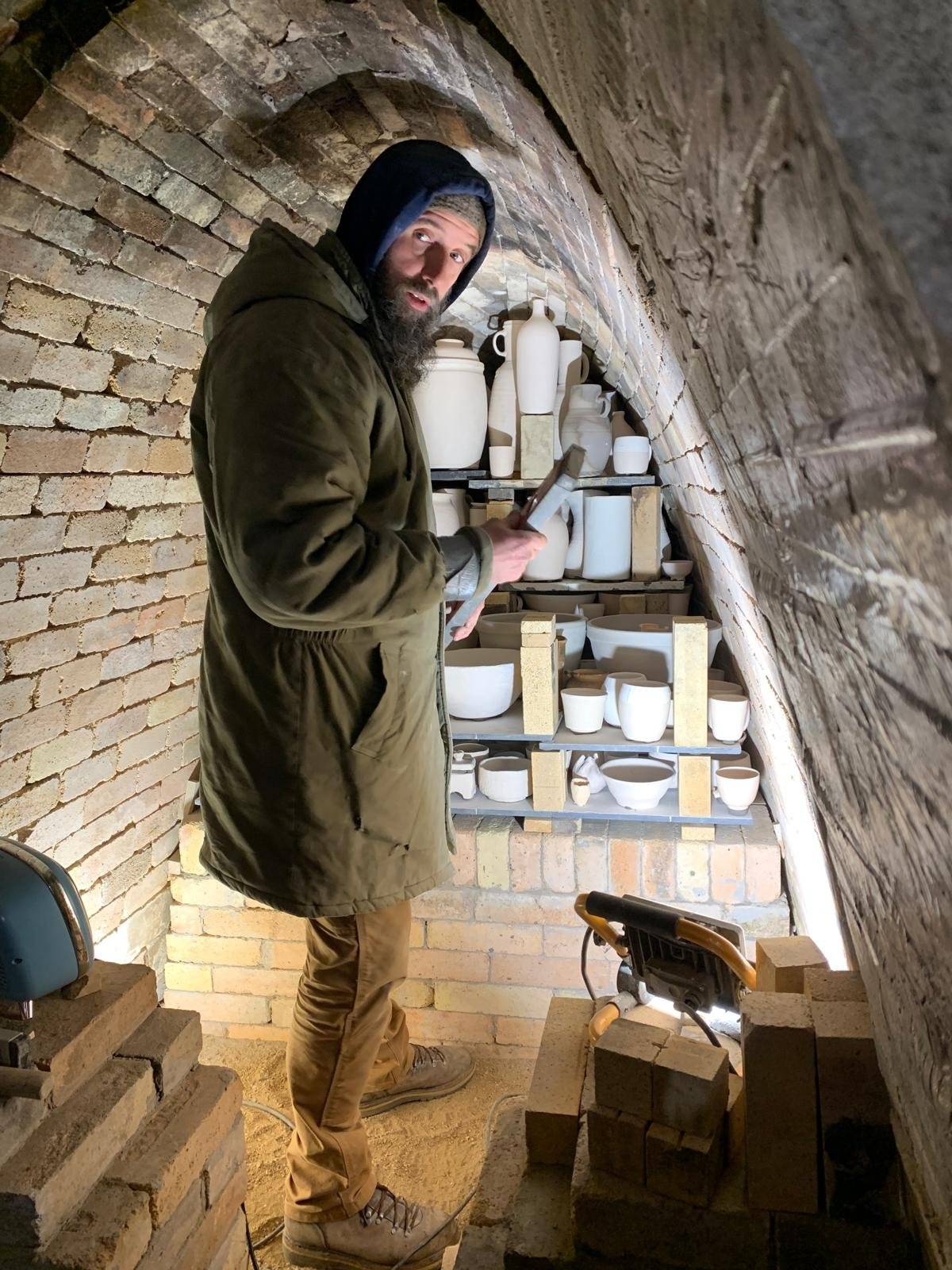 Milí sousedé, rádi bychom vás informovali, že v sobotu  23. ledna začal výpal ve venkovní keramické peci na Záplavce.   Výpal bude trvat přibližně týden, a to nepřetržitě ve dne i v noci. V pokročilejší fázi už bude pravděpodobně vidět plamen z komína a také se bude z komína kouřit. To vše je v naprostém pořádku a je to znamením toho, že se keramika dobře vypaluje. Pokud by vás tento proces zajímal víc, přijďte si poslechnout Petra Tomsu, který nás v rámci Zákolanského hosta 19.února 2026 seznámí s mnoha zajímavostmi  keramické tvorby. https://keramiko.cz/lektori/petr-toms/   Těší se na vás!   Lenka Kubínová Zákolany 116 Tel.: 776 385 698 E-mail : keramikananadrazi@gmail.com