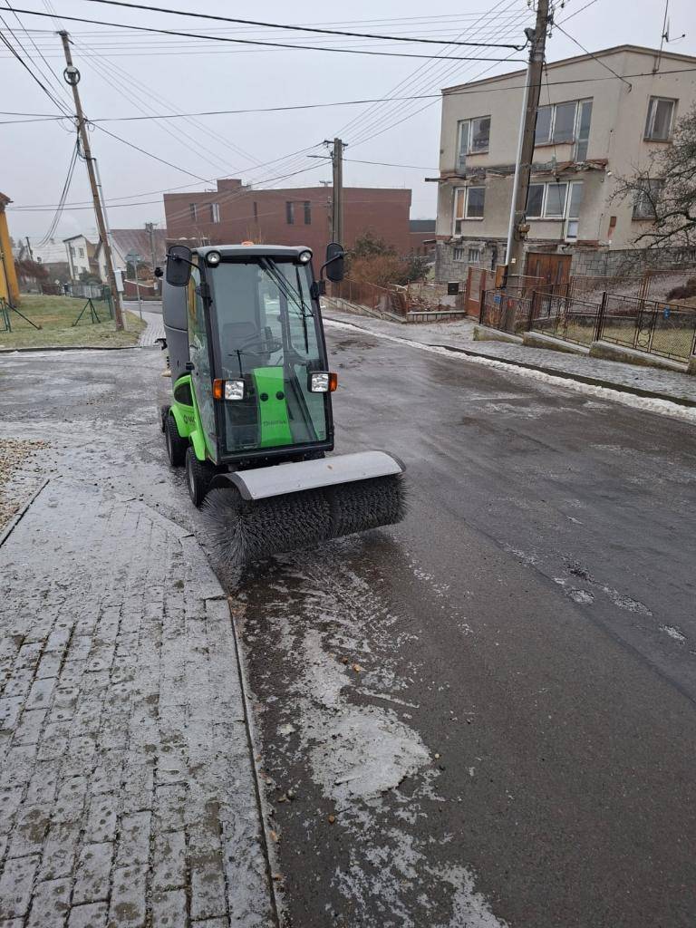 Prosíme občany, aby z důvodu výskytu ledovky a náledí omezili jízdu automobilem a pohyb venku a dbali zvýšené opatrnosti.  Zaměstnanci obecního úřadu se snaží komunikace průběžně solit, přesto žádáme o maximální opatrnost.   Hrozí nebezpečí uklouznutí a dopravních nehod.    Děkujeme za pochopení.