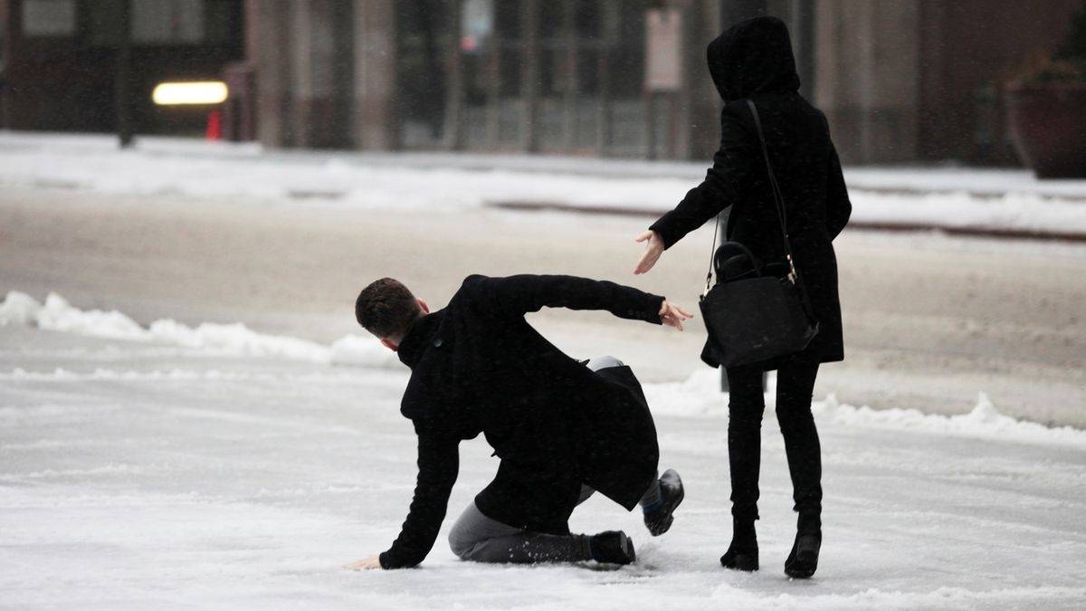 Tvorba ledovky při a po mrznoucím dešti.  Nebezpečí úrazů při uklouznutí, problémy v dopravě. Při pohybu venku je třeba chodit velmi opatrně, starší nebo méně mobilní lidé by měli omezit vycházení ven. Řidičům se doporučuje sledovat dopravní zpravodajství a jezdit velmi opatrně.