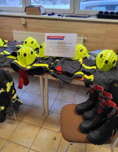 Děkujeme za finanční podporu hasičského vybavení! Naší jednotce se podařilo získat dotaci ve výši 100 000 Kč z Fondu podpory dobrovolných hasičů a složek IZS Středočeského kraje. Z poskytnutých prostředků jsme pořídili 7 ks jednovrstvých zásahových kompletů, 7 ks lehkých zásahových přileb a 2 páry zásahových zásahových bot.  Nové vybavení významně posílí naši akceschopnost, zejména v letních měsících. Zároveň děkujeme naší obci za spolufinancování této akce a za dlouhodobou podporu naší jednotky.