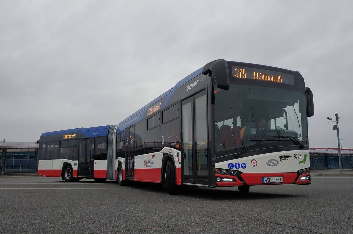 Vážení sousedé, Středočeský kraj připravuje změnu jízdních řádů autobusů, která se dotkne i linky 476, která slouží u nás v Nedomicích. Potřebovali bychom údaje o tom, jak tuto linku využíváte, které dny a v kterých časech. Zejména žáky dojíždějící do škol (Všetaty, Neratovice, Mělník) žádáme, aby se s námi spojili a uvedli: kdy začíná a končí vyučování, kterým spojem jezdí do školy a ze školy, jestli spoj vyhovuje nebo nevyhovuje. Jenom takto budeme moci ovlivnit časy jednotlivých spojů. Uvítáme i podněty dalších cestujících, kteří autobusovou linku 476 využívají např. k cestě do práce, k lékaři nebo k nákupu ve Všetatech. Vaše podněty potřebujeme do úterý 27.1. do 16 hodin.