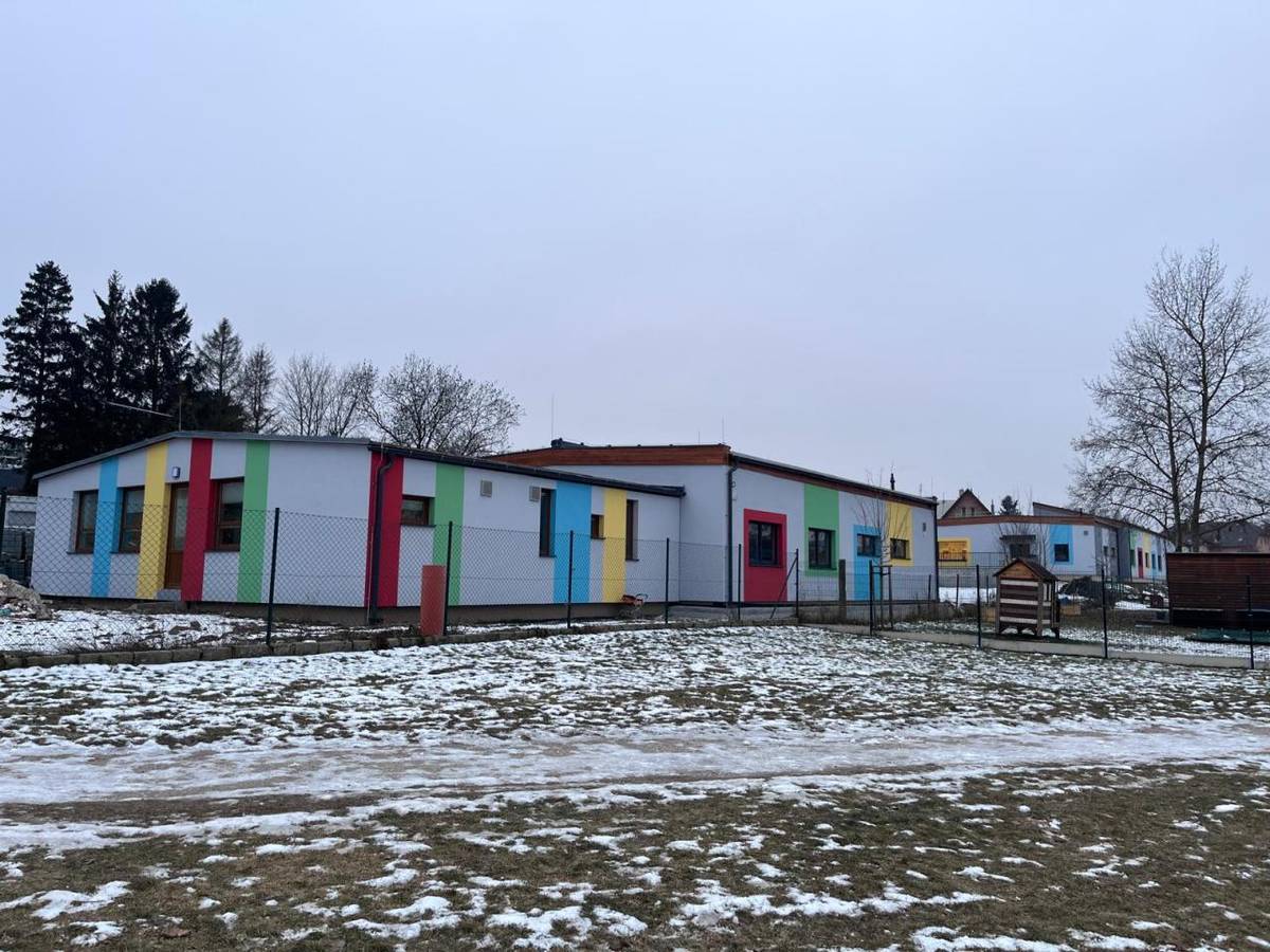 Ve čtvrtek 22. 1. 2026 proběhl další kontrolní den na stavbě druhé nové budovy MŠ Pohádka Zbůch. V jakém jsou práce stavu?