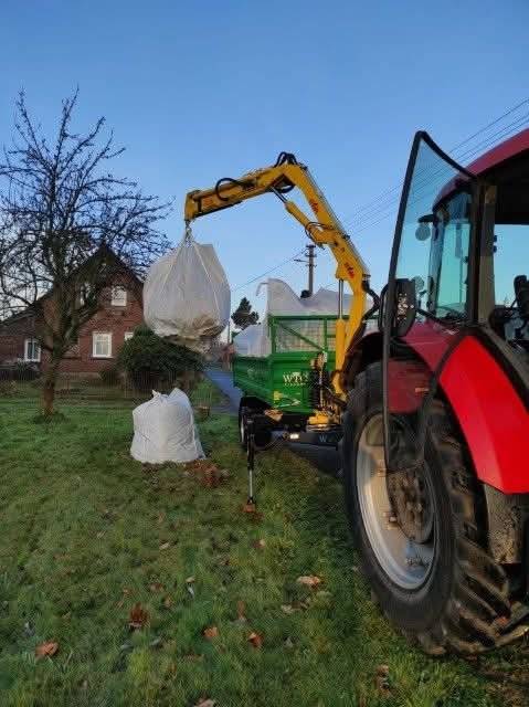 Město Krásná Lípa, odbor technických služeb nabízí zdarma v rámci předcházení vzniku odpadů: štěpkování:  provádí se v termínu od 1. 10. do 31. 3., štěpkování větví je nutné objednat v kanceláři sběrného dvora (technických služeb) osobně nebo na tel. č. 412 354 848 (štěpkování si může objednat občan s trvalým bydlištěm v Krásné Lípě nebo vlastník rekreačního objektu na území města Krásná Lípa), větve musí být maximálně do průměru 10–12 cm, větve je potřeba srovnat silným koncem k jedné straně na přístupném místě pro soupravu (traktor, štěpkovač, valník), štěpkování provádí zaměstnanci technických služeb zdarma, štěpka z větví se odváží pro potřeby technických služeb na mulčování městské zeleně ve městě, odložené větve (bez objednání) se nebudou štěpkovat (odložení odpadu mimo místo určené je přestupkem dle zákona č. 541/2020 Sb., o odpadech, ve znění pozdějších předpisů).  žoky na listí:  vydávají se pouze v termínu od 1. 11. do 30. 11. dle klimatických podmínek (v době padání listí) v kanceláři sběrného dvora (technických služeb), do žoků nepatří větve, kameny, suť, zemina, vývoz žoku objednáte v kanceláři sběrného dvora (technických služeb) osobně nebo na tel. č. 412 354 848, za žok je vybírána vratná kauce 100 Kč/1 žok.