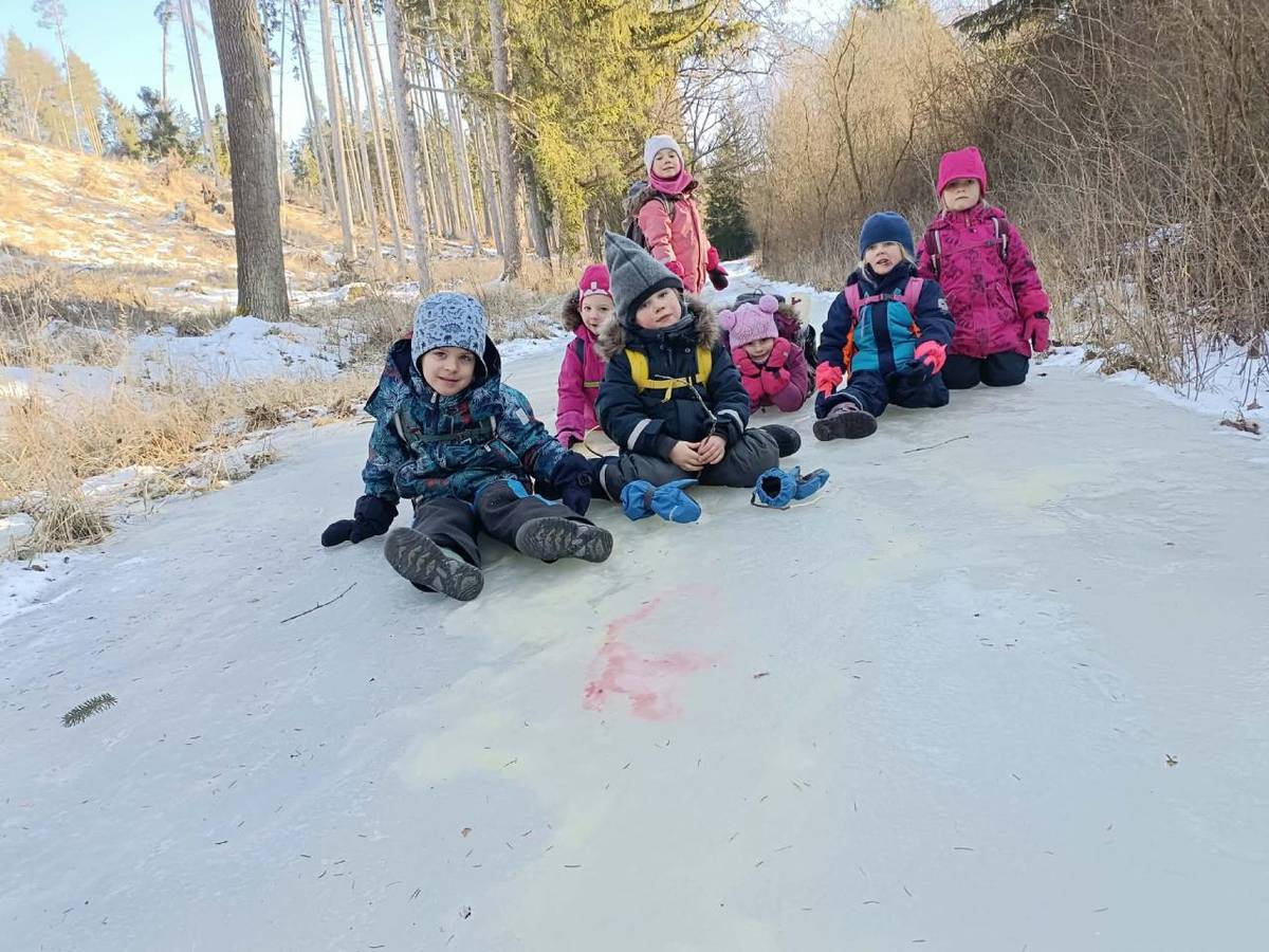 Skřítci z lesní školky se vydaly po stopách tajemného Yetiho.