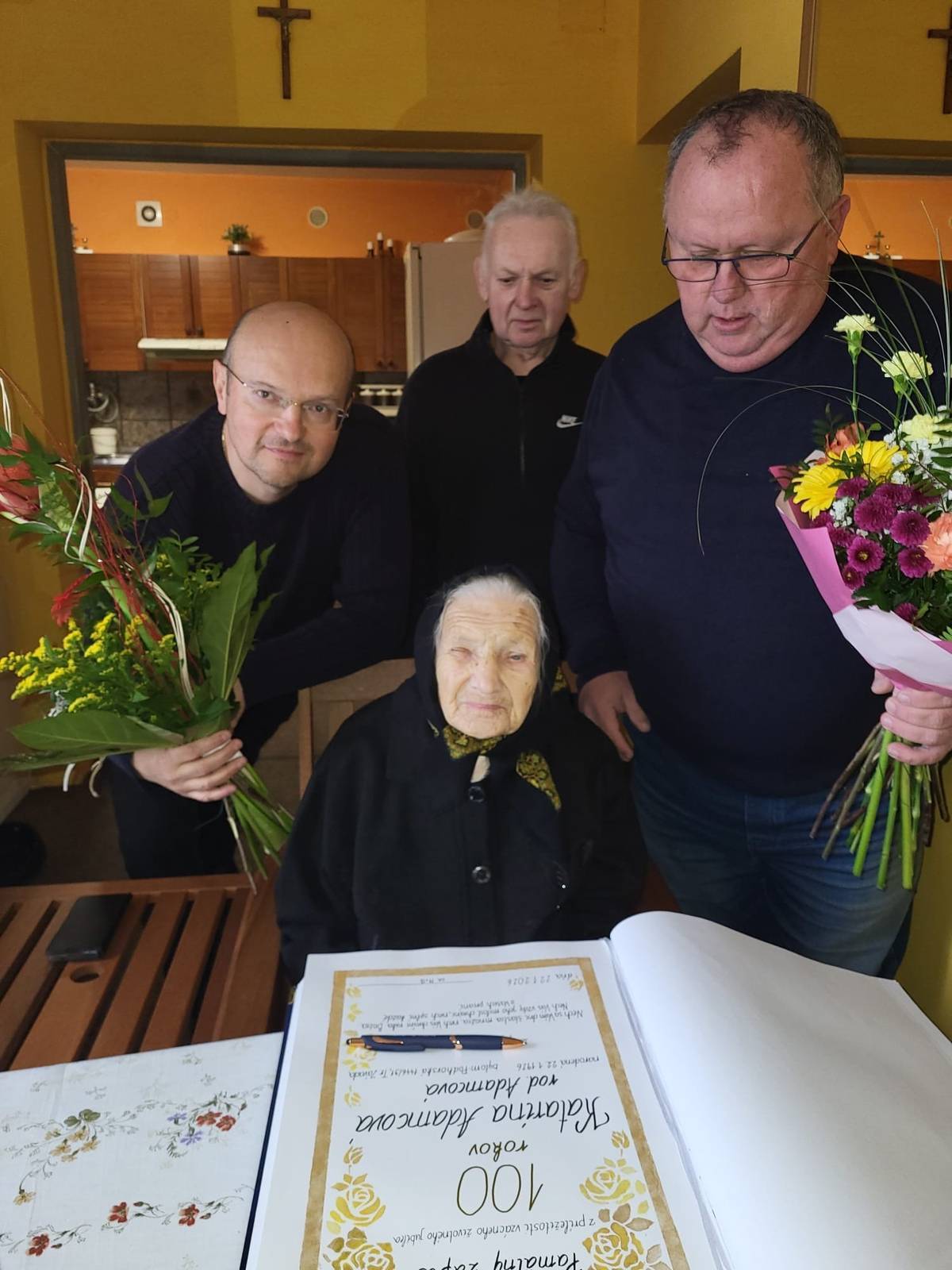 ☝...ten ich, však musíme vyzdvihnúť...  🥰180 - súčet rokov dvoch dám, ktoré dnes 22.1.2026 oslávili výnimočné jubileum...   💐Katarína Adamcová z Trenčianskej Závady a Ľudmila Sabadková z Nemšovej prijali prianie pevného zdravia a pokojných dní od primátora mesta Miloša Mojtu...   🙏Oslávenkyniam ďakujeme za srdečné prijatie a pripájame sa k zástupu gratulantov...