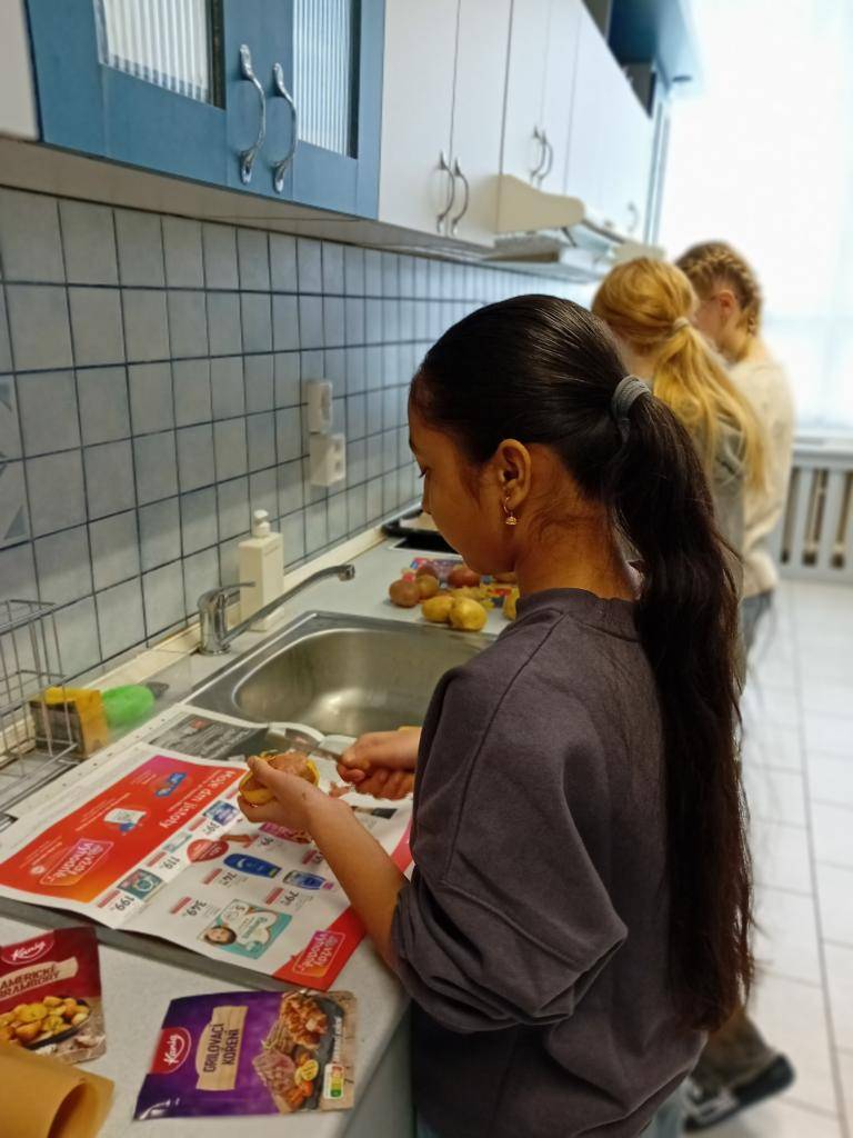 22. ledna jsme se v hodině Přípravy pokrmu pustili do výroby domácích brambůrků. Žáci si vyzkoušeli přípravu jednoduché a zdravější varianty oblíbené pochoutky – bez soli a z čerstvých surovin.