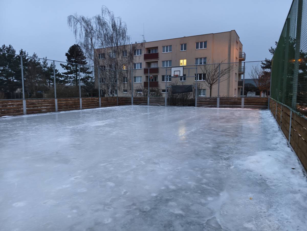 Kluziště na multifunkčním hřišti je stále v provozu. Ledovou plochu jsme pro vás v noci opět upravili.