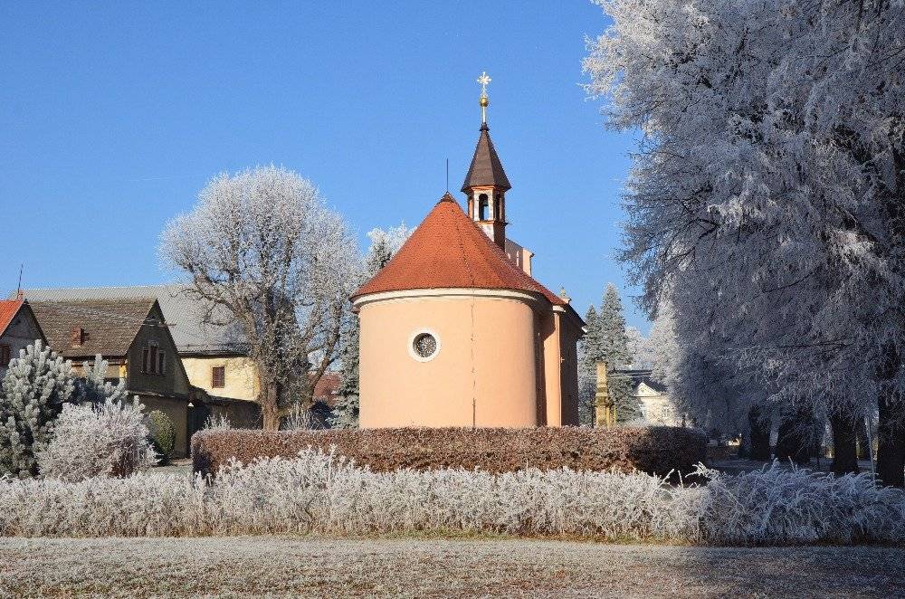 Dobrý den, obecní knihovna zve na výtvarnou dílnu Lapače snů v neděli 22. února od 14 hodin v knihovně. Materiál je zajištěn, účastníci platí poplatek 100 Kč. Více info každý čtvrtek v knihovně. V knihobudce na parketu startuje nová stezka s tajenkou pro děti Ptáci na krmítku.Podpořte svoje děti a naučte je, že je potřeba ptáčky v zimě přikrmovat. S sebou tužku. Podepsanou a vyplněnou tajenku vhoďte do schránky OÚ.  Obec Hrušová