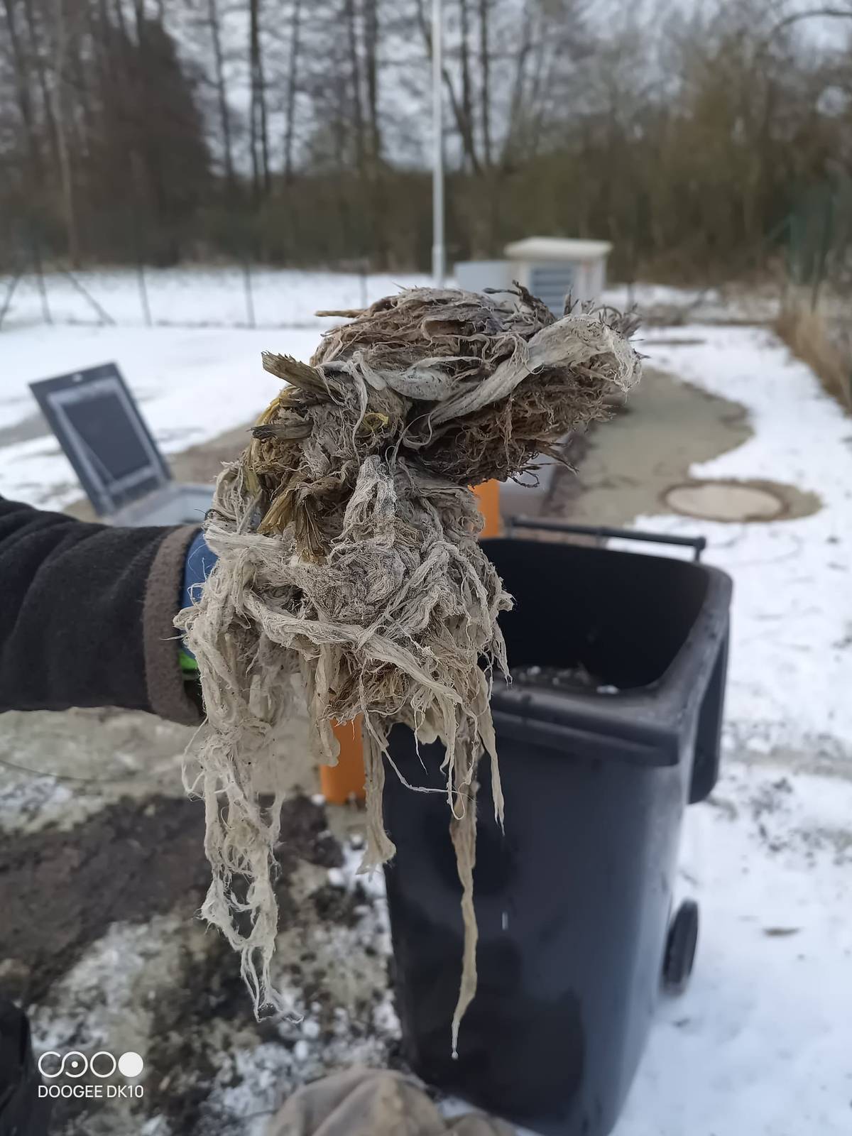 Důrazně žádáme občany, aby nesplachovali do WC vlhčené ubrousky a vlhčené toaletní papíry! Ucpávají a ničí obecní kanalizace viz snímek. Děkujeme za pochopení a věříme, že si nechcete ničit svůj obecní majetek