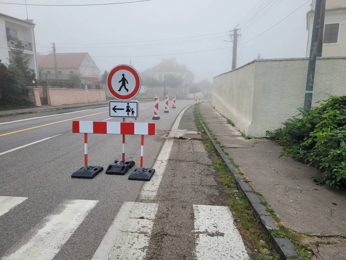 Z dôvodu dopravnej nehody je obmedzená premávka v centre obce na ceste II/554 v jazdnom pruhu smer Michalovce. Žiadame vodičov, aby v uvedenom úseku rešpektovali dopravné značenie a znížili rýchlosť jazdy.  Chodník z centra obce smer Michalovce je uzavretý z dôvodu vážneho poškodenia podperného bodu  NN elektrickej siete.  V centre obce je cca. pre 10 domácností  obmedzená dodávka elektrickej energie, ktorá bude trvať až do kompletnej opravy elektrickej siete počas dňa 25.1.2026. Z rovnakého dôvodu môže byť obmedzená prevádzka vysokorýchlostného internetu Minet.  Viac informácií o riešení následkov nočnej dopravnej nehody budeme komunikovať počas dňa.  Našťastie sa nikomu nič nestalo.