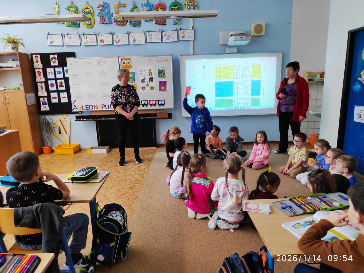Dne 14. ledna navštívily děti z mateřské školy hodinu matematiky v první třídě. Společné setkání proběhlo v příjemné a přátelské atmosféře, která podpořila spolupráci mezi předškoláky a školáky.