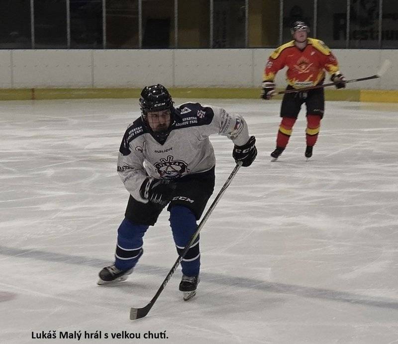 Góly a asistence za Adamov: 2x Malý (Klíma, Tippelt), 2x Odvářka (2x Juráň), Podborský (Kerbler), Kerbler (Juráň), Kilián (Malý), Juráň (Podborský) Do zápasu jsme šli s jasným cílem, vzít si tři body. Zvolili jsme jinou taktiku než doposud a hráči ji velice rychle pochopili. Do poloviny třetiny byla hra vyrovnaná, ale postupem času jsme získali převahu. Lépe jsme začali bruslit a kombinovat. Na některé akce byla radost se dívat. Za zmínku stojí gól Lukáše Malého, který z pravé strany vymetl nechytatelnou střelou pavučinu překvapenému brankáři. Kluci hráli s chutí a bylo vidět, že je hra bavila. První část jsme vyhráli a uklidnili se. Všichni podali perfektní taktický výkon. Nepustili jsme soupeře do žádné šance. V prostřední části jsme přidali další dva góly. Soupeř přestal klást odpor a my jsme pokračovali v pěkné kombinační hře. Minutu před koncem zápasu svítilo na ukazateli 0:8. Kluci již slavili vítězství a ztráta koncentrace znamenala to, že domácí korigovali dvěma góly v poslední minutě a pokazili tak čisté konto našemu brankáři.