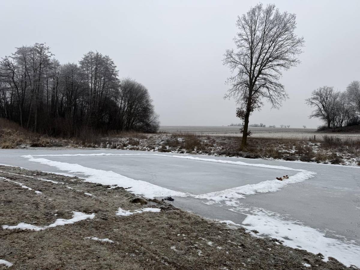 Malá  vodní nádrž je  v perfektním stavu, ideální pro zimní bruslení. Vyzýváme všechny obyvatele, aby přišli oslavit krásné zimní dny na ledě a užili si aktivní odpočinek v přírodě.