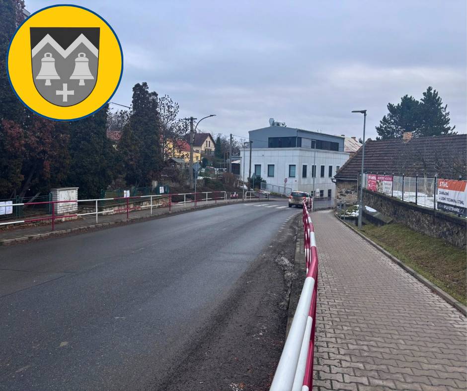 Ve středu 28. ledna 2026 začne od 8:30 frézování povrchu přechodu pro chodce v ulici Pražská u školy a starého přechodu v ulici Svrkyňská. Práce potrvají přibližně 2–3 hodiny. Doprava bude v místě řízena kyvadlově obecní policií. Děkujeme za ohleduplnost a trpělivost.