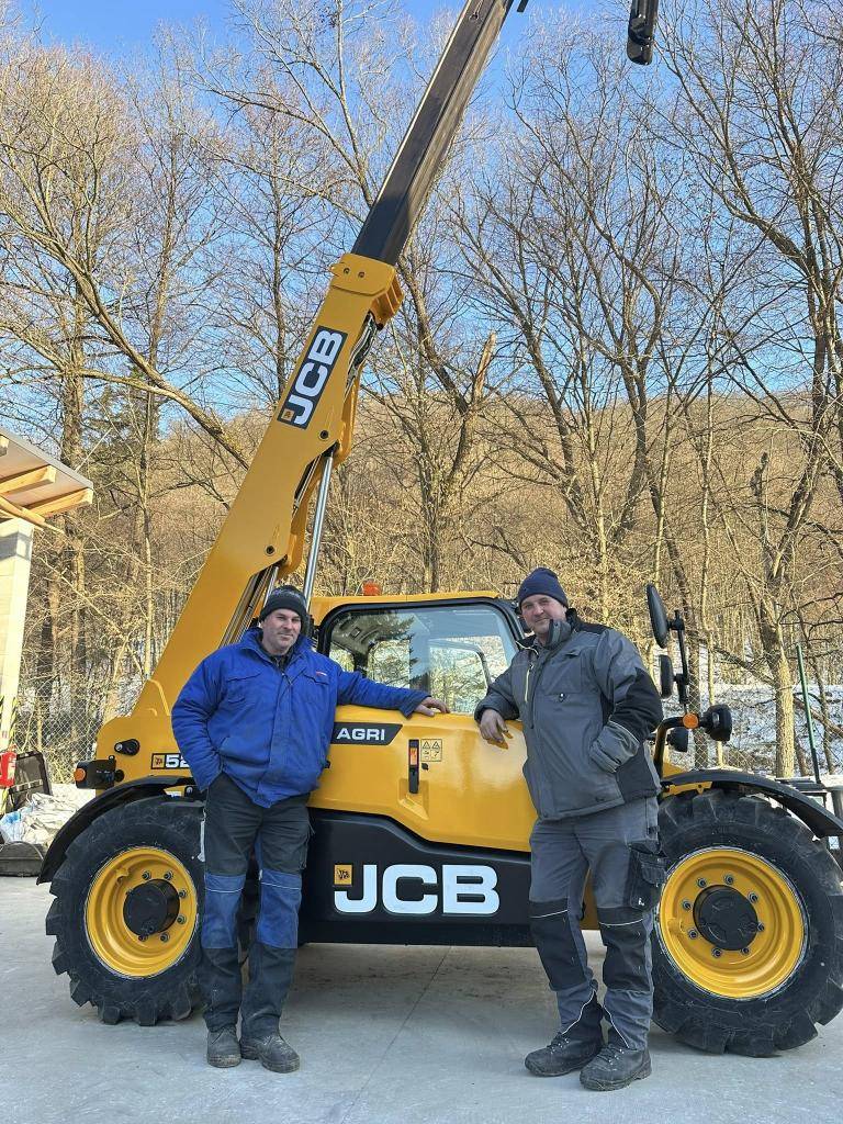 Vďaka projektu „Triedený zber v obci Župkov“ sme získali teleskopický nakladač JCB, ktorý bude slúžiť na potreby triedeného zberu odpadu v našej obci.