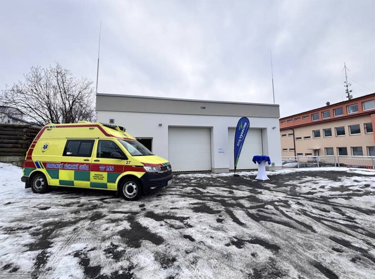 Dobrá zpráva pro všechny z Bystřice nad Pernštejnem i okolí: záchranáři mají nové moderní zázemí. V ulici Větrná začala v těchto dnech fungovat nová výjezdová stanice zdravotnické záchranné služby a také nové garáže pro sanitky novoměstské nemocnice. Co to znamená v praxi? ➡️ rychlejší výjezdy k pacientům ➡️ bezpečnější a pohodlnější zázemí pro posádky ➡️ lepší podmínky pro práci záchranářů Nová budova je navržená tak, aby se záchranáři mohli co nejlépe soustředit na to nejdůležitější – pomoc lidem. Nechybí prostory pro sanitky, šatny, místnost pro odpočinek ani technické zázemí. Navíc je energeticky úsporná, využívá tepelné čerpadlo a elektřinu ze slunce. Hned vedle vznikly také nové garáže pro sanitní vozy, které zajišťují převoz pacientů z Bystřicka do nemocnice v Novém Městě na Moravě. Celý projekt vyšel na necelých 25 milionů korun bez DPH. Část peněz pokryly evropské fondy, zbytek zaplatil Kraj Vysočina.