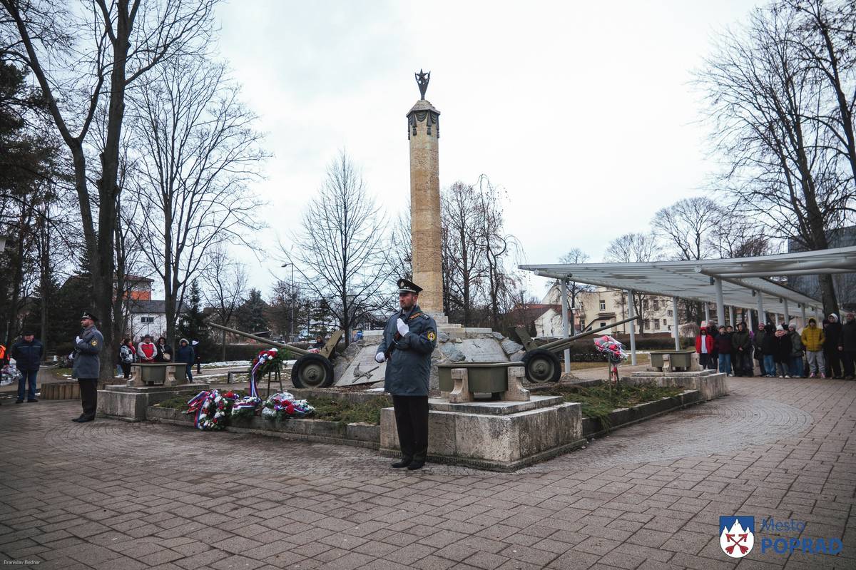 Mesto Poprad si pripomenulo 81. výročie oslobodenia nášho mesta od fašizmu v II. svetovej vojne. Posledné výstrely zbraní zazneli pod Tatrami presne pred 81 rokmi, dňa 28.1.1945.  Poprad oslobodili 28. januára o 6.15 h. Vtedy vstúpili do Popradu prvé prieskumné hliadky, za nimi začali do mesta vchádzať jednotky Červenej armády a časti tretej brigády 1. československého armádneho zboru.   Pri pamätníku v Parku Hrdinov pri železničnej stanici i pri pamätníku Ludvíka Svobodu sa dnes stretli zástupcovia Slovenského zväzu protifašistických bojovníkov, armády Slovenskej republiky, zástupcovia občianskych združení, štátnych inštitúcií, žiaci ZŠ s MŠ A.V. Scherfela a množstvo občanov, ktorí vzdali hold všetkým, ktorí v boji za našu slobodu položili svoje životy.   Za mesto Poprad sa pietnej spomienky zúčastnil I. viceprimátor Štefan Pčola a prednosta MsÚ Adrián Kromka.  Podľa historických prameňov bolo oslobodenie Popradu hodnotené ako veľmi významný čin. Naše mesto bolo totiž dôležitou križovatkou a jedným z oporných bodov nemeckej obrany. Oslobodzujúce jednotky boli následne vyznamenané a pomenovali ich slovom „Popradské.“