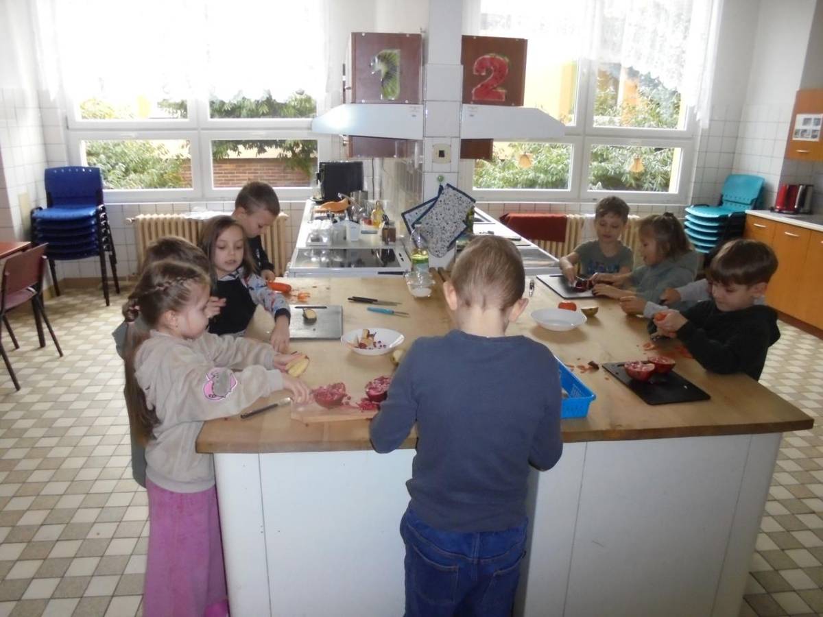 V rámci projektu "Ovoce do škol" obdrželi žáci 1. stupně do každé třídy ochutnávkový koš.