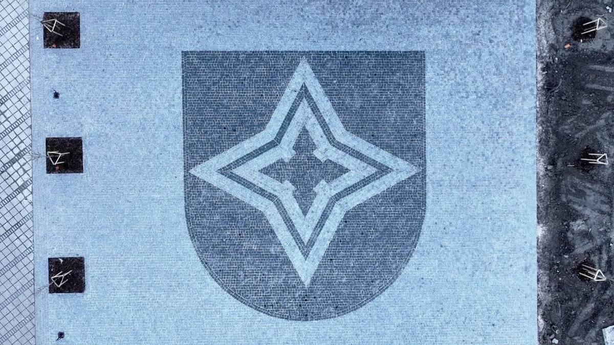 Erb nášho mesta pred zrekonštruovaným Mestským kultúrnym strediskom Anny Adamis