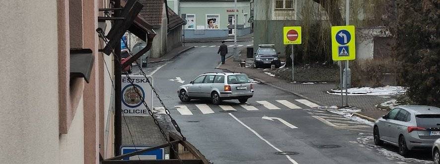 Od dnešního dopoledne je obnovena jednosměrka v Bohdanečské ulici u křižovatky s Mladoboleslavskou. Prosíme, respektujte dopravní značení. Prosíme, buďte ohleduplní k těm, kteří jedou po zvyku. Děkujeme.