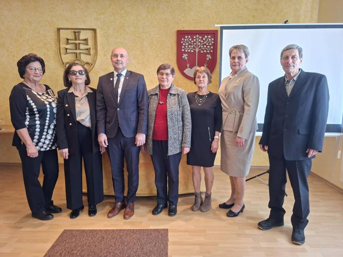 Primátor mesta odovzdal Cenu mesta osobnostiam za činnosť, ktorou sa významným spôsobom pričinili o hospodársky, spoločenský, kultúrny a športový rozvoj mesta, jeho propagáciu doma i v zahraničí.