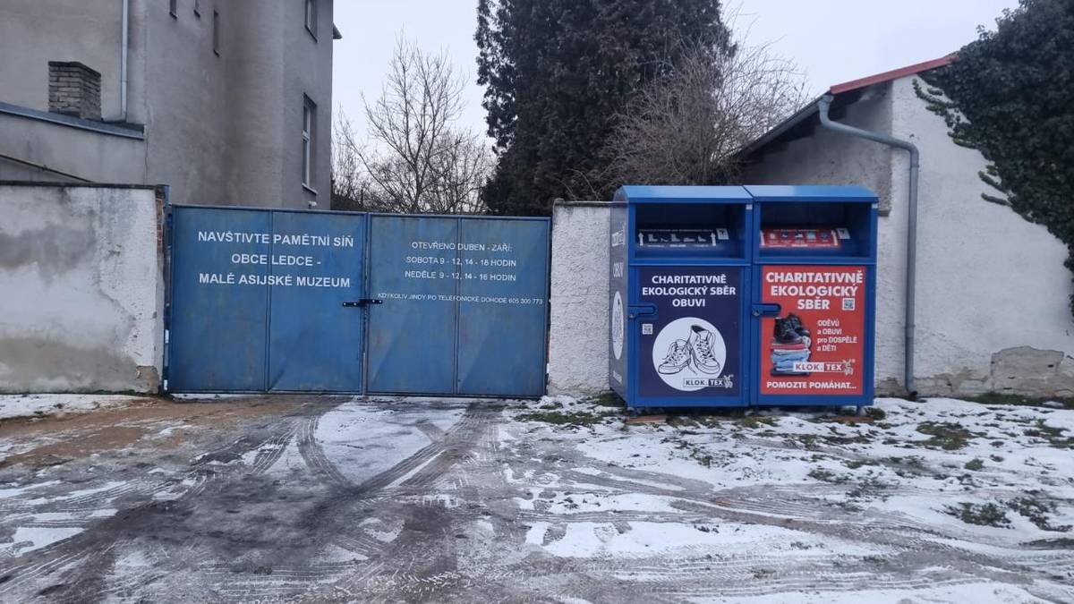 Vážení Ledečáci, nově byl u bočního vjezdu do budovy školy umístěný kontejner na tříděné oblečení a obuv od firmy Kloktex (Klokánek) . Dávejte do něj čisté, nepoškozené oblečení a obuv, děkuji starosta.