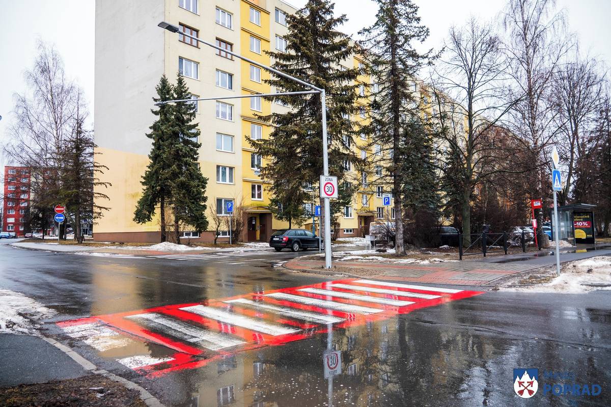 Mesto Poprad vybudovalo nový chodník na južnej strane Ulice Bajkalskej medzi križovatkami s Moyzesovou a Pavlovovou ulicou. Súčasťou je aj bezbariérová úprava časti chodníka v mieste nástupnej  plochy na priechod pre chodcov.  Samotný priechod pre chodcov aj priestor križovatky sú nasvietené novým, moderným asymetrickým osvetlením kompatibilným so systémom Smart Interface.  Pre zabránenie vstupu na zeleň v smere od autobusovej zastávky na Ul. Moyzesovej bolo osadené aj zábradlie v dĺžke 8 metrov.  Vybudovaním chodníka sa výrazne zvýšila bezpečnosť chodcov pohybujúcich sa popri Bajkalskej ulice.