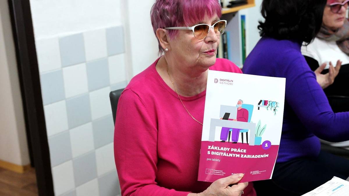 V dnešnej digitálnej dobe sa počítač a internet stali neoddeliteľnou súčasťou každodenného života. Mnohé služby, informácie aj komunikácia sa presunuli do online priestoru. Práve preto je dôležité, aby ani seniori nezostávali na okraji digitálnej spoločnosti. Program Digitálny senior je zameraný na výučbu seniorov v oblasti práce na počítači a používania moderných technológií s cieľom zvýšiť ich samostatnosť, bezpečnosť a kvalitu života. Medzi základné tematické okruhy patria: základy práce s počítačom (zapnutie, práca s myšou a klávesnicou), používanie operačného systému, práca s internetom a vyhľadávanie informácií, e-mailová komunikácia, online služby (bankovníctvo, objednávanie k lekárovi, e-shopy), bezpečnosť na internete a ochrana osobných údajov. Do programu sa už niekoľko rokov zapájajú aj seniori v Trenčianskych Tepliciach. V minulosti museli dochádzať na výučbu do Trenčína, v súčasnosti  vyučovanie  prebieha v Centre aktivít vo dvore bytového domu Narcis a zúčastniť sa ho môžu seniori od 65 rokov a zdravotne znevýhodnení od 18 rokov.  Kurzy sa konajú vždy v stredu a sú vedené v troch menších skupinách po 10 účastníkov, aby mal každý dostatok priestoru na otázky a opakovanie učiva. Výučba prebieha jednoduchou, zrozumiteľnou a trpezlivou formou. Dôraz sa kladie na praktické cvičenia a individuálny prístup. Každý účastník, ktorý počas 5 týždňov absolvuje 15 vyučovacích hodín, dostane po ukončení kurzu zdarma tablet. Záujemci sa môžu prihlásiť do konca februára, nahlásiť svoju účasť môžu online na stránke www.digitalniseniori.gov.sk alebo sa môžu nahlásiť v Mestskej knižnici pani Szaboóvej. Program Digitálny senior prináša seniorom množstvo benefitov. Okrem praktických digitálnych zručností získavajú aj nové sociálne kontakty, mentálnu stimuláciu a motiváciu učiť sa nové veci. Mnohí účastníci zisťujú, že práca s počítačom im otvára nové možnosti – od sledovania správ, cez záľuby až po online vzdelávanie. Digitálne vzdelávanie seniorov je investíciou do ich aktívneho a dôstojného starnutia.