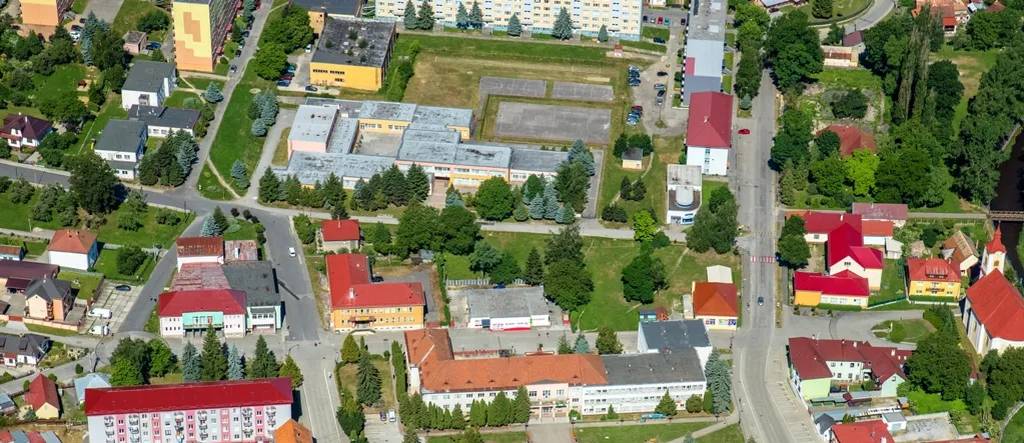 Hnúšťa,28.1.2026 - Mesto pokračuje v krokoch, ktoré majú priamy dopad na každodenný život jeho obyvateľov. Od parkovania, cez bezpečné chodníky a moderné verejné priestory, až po lepšiu technickú infraštruktúru – prvé schválené investície pre rok 2026 ukazujú jasný smer.