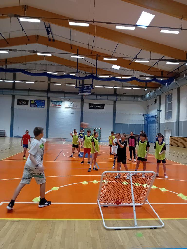 Naše škola rozšířila sportovní vybavení o pomůcky pro týmovou hru Tchoukball, která je živá, hravá a především velmi zábavná. Jedná se o dynamický kolektivní sport, jenž děti rychle vtáhne do hry a zároveň je pořádně rozpohybuje.