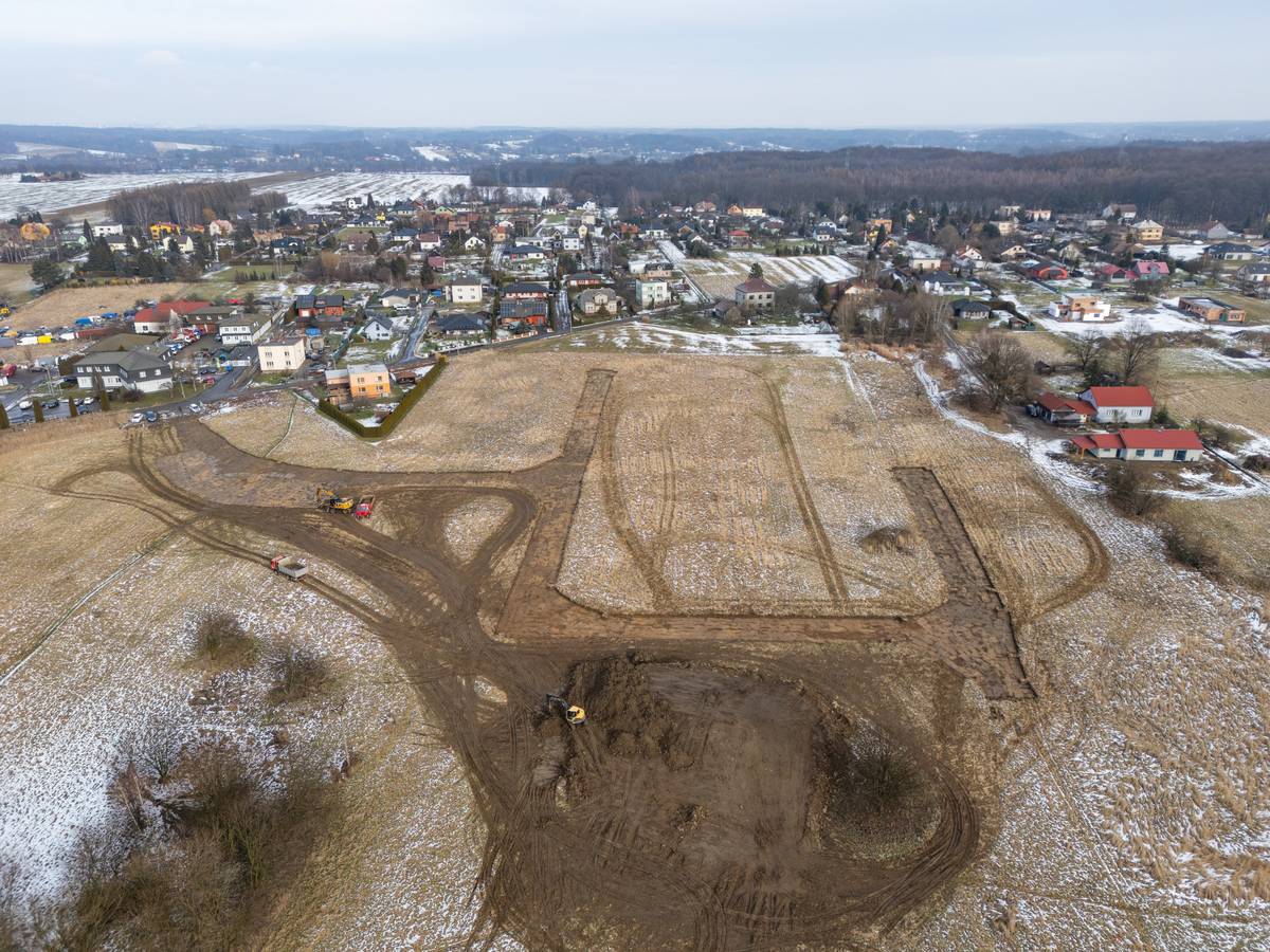 V městské části Karviná-Hranice, v oblasti nad Vagónkou, začalo město Karviná s přípravou nové lokality určené pro výstavbu rodinných domů. Na celkové ploše 13 410 metrů čtverečních vznikne zázemí pro 14 nových domovů. Cílem projektu je nabídnout budoucím obyvatelům klidné prostředí s výbornou dostupností a kompletní technickou infrastrukturou, což umožní lidem z Karviné i nově příchozím vybudovat si zde trvalé bydlení. Průběh stavebních prací a infrastruktura V lokalitě již probíhají první stavební práce, které zahrnují dokončení přeložky vodovodu u budoucího dopravního napojení na ulici Mickiewiczova a aktuální skrývku ornice pro nové komunikace. V nejbližší době proběhne instalace chrániček pro veřejné osvětlení a datovou síť, následovat bude vybudování vodovodu a splaškové kanalizace. V průběhu letních prázdnin by měla společnost ČEZ připravit trafostanici a elektrorozvody. Dokončení všech prací včetně nové komunikace v délce 502 metrů a dešťové kanalizace se předpokládá v září letošního roku. Pozemky pro budoucí obyvatele Karviná tímto krokem reaguje na zvýšenou poptávku občanů po bydlení v rodinných domech. Město se přitom rozhodlo upřednostnit konkrétní zájemce před developery. Primátor Karviné Jan Wolf k záměru uvedl: „Chceme lidem nabídnout možnost postavit si vlastní rodinný dům v klidné části města, s dobrou dostupností a kompletním technickým zázemím. Zároveň jasně říkáme, že parcely nebudeme nabízet developerům, ale především koncovým uživatelům – tedy lidem, kteří zde budou skutečně žít a mít v Karviné trvalý pobyt.“ Harmonogram prodeje parcel Odbor majetkový nyní pracuje na podrobných zásadách prodeje, které zajistí transparentní a spravedlivý systém pro všechny uchazeče. Tyto zásady by mělo zastupitelstvo města schvalovat na jaře letošního roku. Pokud vše půjde podle plánu, samotná nabídka stavebních parcel pro zájemce o bydlení v Karviné odstartuje v druhé polovině letošního roku. O dalším postupu i konkrétních podmínkách prodeje bude město občany průběžně informovat.