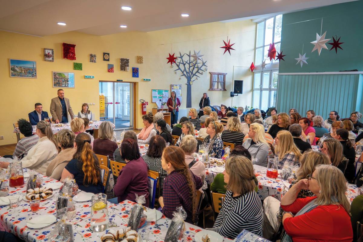 Primátor mesta Anton Danko sa stretol s opatrovateľkami pôsobiacimi v našom meste, aby si vypočul ich podnety a námety získané zo skúseností z každodennej práce v teréne.  „Výkladnou skriňou sociálnych služieb mesta Poprad je práve opatrovateľská služba. Vďaka našim 95 opatrovateľkám vieme pomôcť seniorom k tomu, aby mohli ostať  vo svojom prirodzenom prostredí.  Služby poskytujú okolo 240 seniorom,“ uviedla Petra Závacká, vedúca sociálneho odboru MsÚ v Poprade.  „Veľmi si vážim prácu opatrovateliek, pretože nikdy nevieme, kedy sa aj my alebo naši blízki ocitneme v situácii, keď budeme ich pomoc potrebovať. Ich poznatky z praxe využijeme na to, aby sa niektoré veci podarilo zlepšiť. Zároveň si uvedomujem, že ich práca nie je dostatočne finančne ohodnotená, preto som im prisľúbil, že aj v tomto smere sa im budeme snažiť pomôcť v rámci našich možností,“ povedal primátor Anton Danko.  Opatrovateľky okrem malého občerstvenia dostali od mesta Poprad aj upomienkové darčeky.