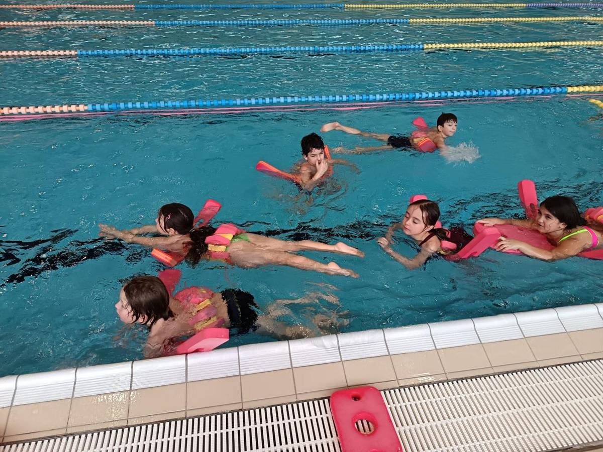 Žáci 2. a 3. třídy jezdí v rámci TV na plavecký výcvik do Hradce Králové. Podívejte se, jak si žáci plavání užívají.