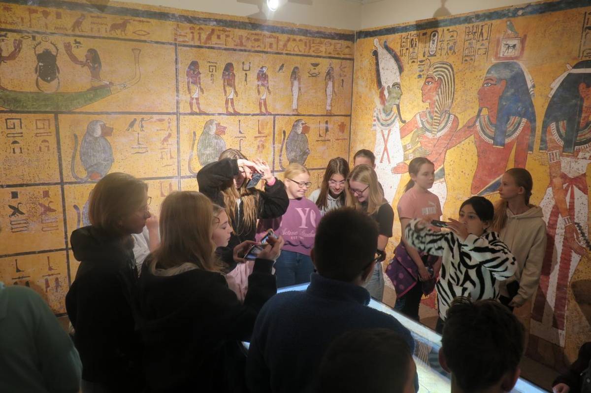 V úterý 27. ledna žáci v rámci výuky historie navštívili Muzeum Dr. Bohuslava Horáka v Rokycanech, kde právě probíhá  výstava s názvem „Kouzlo objevování – Od hieroglyfů k Tutanchamonovi“.