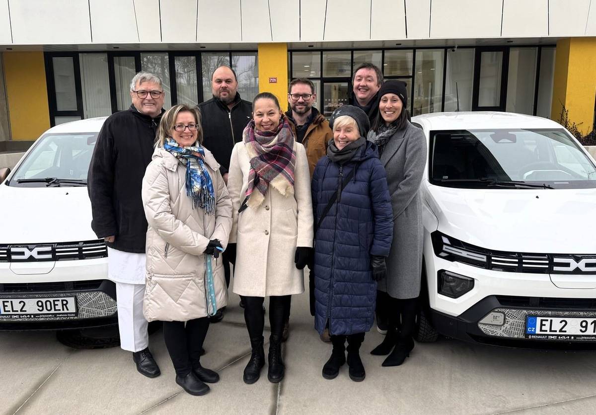 Nemocnice Pelhřimov rozšířila kapacity pro zajištění odlehčovací služby při Domácí paliativní péči díky projektu financovanému z Integrovaného regionálního operačního programu (IROP) o dva elektromobily. Vozidla vyšla celkem na 1 045 110 korun a 95 procent nákladů pokryla dotace. Nové automobily představují první elektromobily v historii pelhřimovské nemocnice. Slavnostní předání vozidel se uskutečnilo 23. ledna před budovou ředitelství nemocnice za účasti významných hostů v čele s Jiřím Běhounkem, radním Kraje Vysočina pro oblast zdravotnictví,  Radimem Hoškem, ředitelem Nemocnice Pelhřimov a Danielou Havlíčkovou, předsedkyní Místní akční skupiny Šipka.  Domácí paliativní péče je určena pacientům se závažným onemocněním, u nichž je cílem léčby především úleva od bolesti, zachování důstojnosti a možnost zůstat co nejdéle doma, mezi svými blízkými. Péče je poskytována jak onkologickým, tak neonkologickým pacientům, často křehkým seniorům s více chronickými onemocněními. Nedílnou součástí práce týmu je také podpora rodin a pečujících. Odlehčovací služba funguje od roku 2021. Zatímco v prvním roce pečovala o 14 klientů, v roce 2024 se postarala o 17 pacientů a v roce 2025 už o 24. Postupný nárůst počtu klientů přinesl vyšší nároky nejen na personál, ale i na technické zajištění služby. „Terénní paliativní péče se bez automobilů neobejde. Zdravotníci musí být schopni vyjet za pacientem včas, často opakovaně, a strávit s ním i jeho rodinou tolik času, kolik situace vyžaduje. Díky novým vozům mohou pečovatelky vyjet současně ke dvěma klientům a nejsou limitovány sdílením jednoho auta,“ uvedl Jiří Běhounek, radní Kraje Vysočina pro oblast zdravotnictví.  Nemocnice Pelhřimov v současnosti disponuje šesti osobními automobily určenými pro domácí paliativní péči, z toho dvě nová vozidla slouží přímo odlehčovací službě. Zbývající auta podporují další rozvoj domácí paliativní péče, zejména paliativní ambulanci, která zajišťuje časnou paliativní péči u onkologických i neonkologických pacientů v domácím prostředí. „Naše práce není jen o zdravotních výkonech. Je o naslouchání, plánování péče podle přání pacienta a o podpoře rodiny v jedné z nejtěžších životních situací. Nová vozidla nám umožní být pacientům blíž a věnovat jim potřebný čas,“ doplnil Radim Hošek, ředitel nemocnice. Zdroj: Nemocnice Pelhřimov