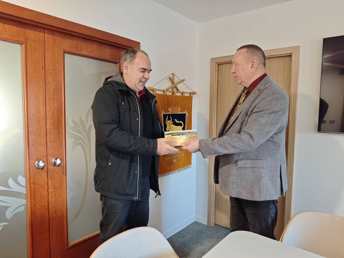 Gratulujeme a hluboce děkujeme 🤝 panu Stanislavovi Janošovi za jeho 250. bezpříspěvkových odběrů krve 🙏. Svým přístupem tak doslova dává šanci na nový život stovkám pacientů 👍. Za tento mimořádný čin mu zástupci obce dnes odpoledne předali ocenění a finanční dar.