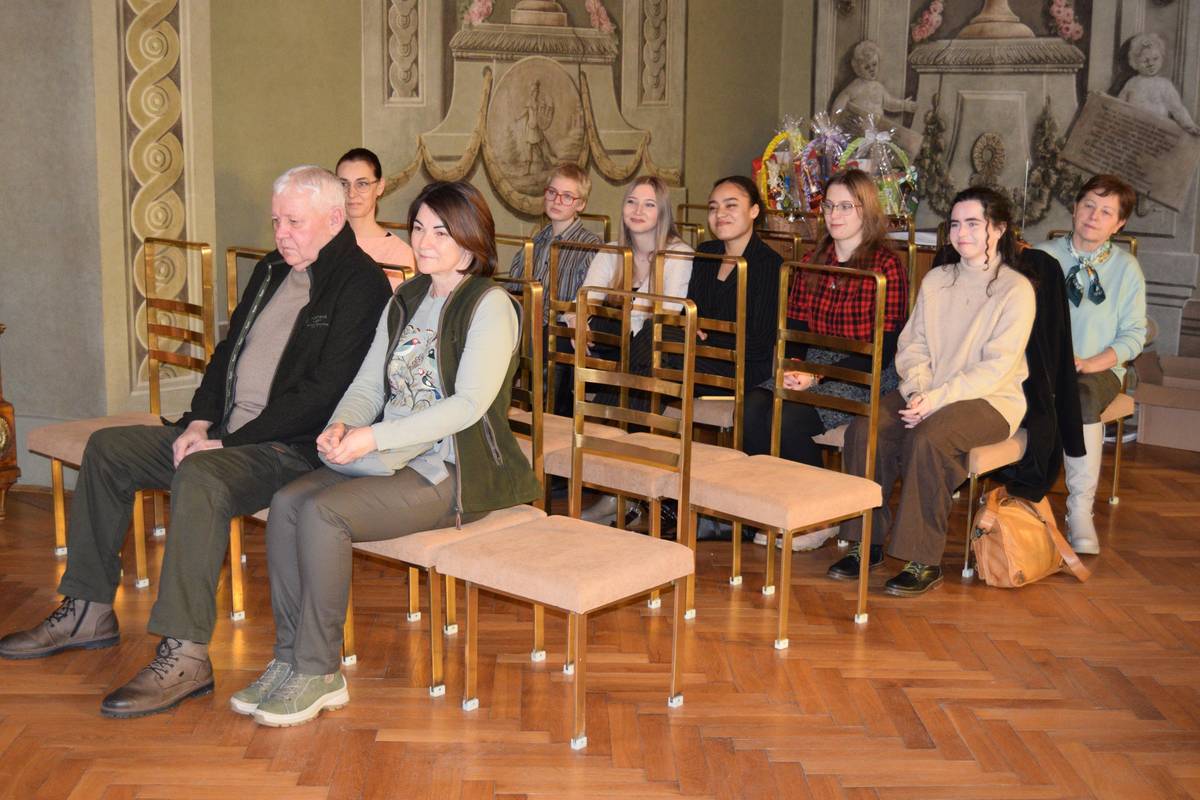 Primátorka mesta Mgr. Nadežda Babiaková dnes odovzdala ďakovné listy dobrovoľníkom z radov verejnosti aj zamestnancov MsÚ, ktorí sa v roku 2025 zúčastnili na dobrovoľníckych aktivitách v rôznych oblastiach.     Nominovaní verejnosťou:     OZ Túlavá labka - za aktívnu dobrovoľnícku prácu v oblasti záchrany zvierat a následnú starostlivosť o ňu v meste B. Štiavnica v roku 2025     SOŠ obchodu a služieb ZH, elokované pracovisko B. Štiavnica - za dobrovoľnícke aktivity v oblasti ochrany životného prostredia a zveľaďovania svojho okolia v roku 2025     ZŠ J. Kollára - za dobrovoľnícke aktivity v oblasti ochrany životného prostredia a zveľaďovania svojho okolia v roku 2025     p. Zuzana Švidroňová - za aktívnu dobrovoľnícku prácu v roku 2025 v oblasti organizovania 10. ročníka tradičného podujatia pre otužilcov Čarovný Klinger a šírenia povedomia o zdravom životnom štýle, komunite otužilcov a dobrého mena mesta Banská Štiavnica     Školský internát na Kolpašskej ulici - za aktívnu dobrovoľnícku prácu v meste Banská Štiavnica     Mestské lesy Banská Štiavnica, s. r. o. - za dobrovoľnícke aktivity v oblasti vzdelávania, práce s mládežou, seniormi, ochrany životného prostredia a sponzorskú činnosť v meste Banská Štiavnica     Mária Žilková - za aktívnu dobrovoľnícku prácu v roku 2025 v programe Haló, počúvam! a za najviac odpracovaných dobrovoľníckych hodín v školskom roku 2024/2025     Lea Kocáková - za aktívnu dobrovoľnícku prácu v roku 2025 v programe Haló, počúvam! a za najviac odpracovaných dobrovoľníckych hodín v školskom roku 2024/2025     Luisa Pipíšková - za aktívnu dobrovoľnícku prácu v roku 2025 v programe Haló, počúvam! a za najviac odpracovaných dobrovoľníckych hodín v školskom roku 2024/2025     Sofia Karolína Murínová - za aktívnu dobrovoľnícku prácu v roku 2025 v programe Venčíme spolu a za najviac odpracovaných dobrovoľníckych hodín v školskom roku 2024/2025     Dorina Darabošová - za aktívnu dobrovoľnícku prácu v roku 2025 v programe Venčíme spolu a za najviac odpracovaných dobrovoľníckych hodín v školskom roku 2024/2025     Sára Janigová - za aktívnu dobrovoľnícku prácu v roku 2025 v programe Venčíme spolu a za najviac odpracovaných dobrovoľníckych hodín v školskom roku 2024/2025     Ďakujeme všetkým, ktorí svoj čas venujú vytváraniu dobra vo svojom okolí bez očakávania finančnej odmeny.     Ďakujeme aj všetkým účastníkom :)