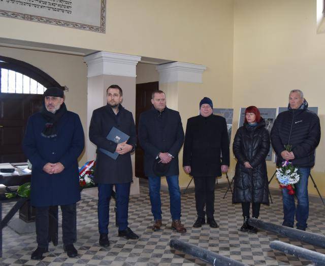 Pietním aktem na novém židovském hřbitově jsme si dnes, 27. 1. 2026, připomněli Den památky obětí holocaustu. Den, kdy v roce 1945 osvobodila Rudá armáda nacistický koncentrační a vyhlazovací tábor Osvětim, symbol těch nejhrůznějších nacistických zvěrstev, kterých se člověk dopustil na člověku.                               Číst dál...