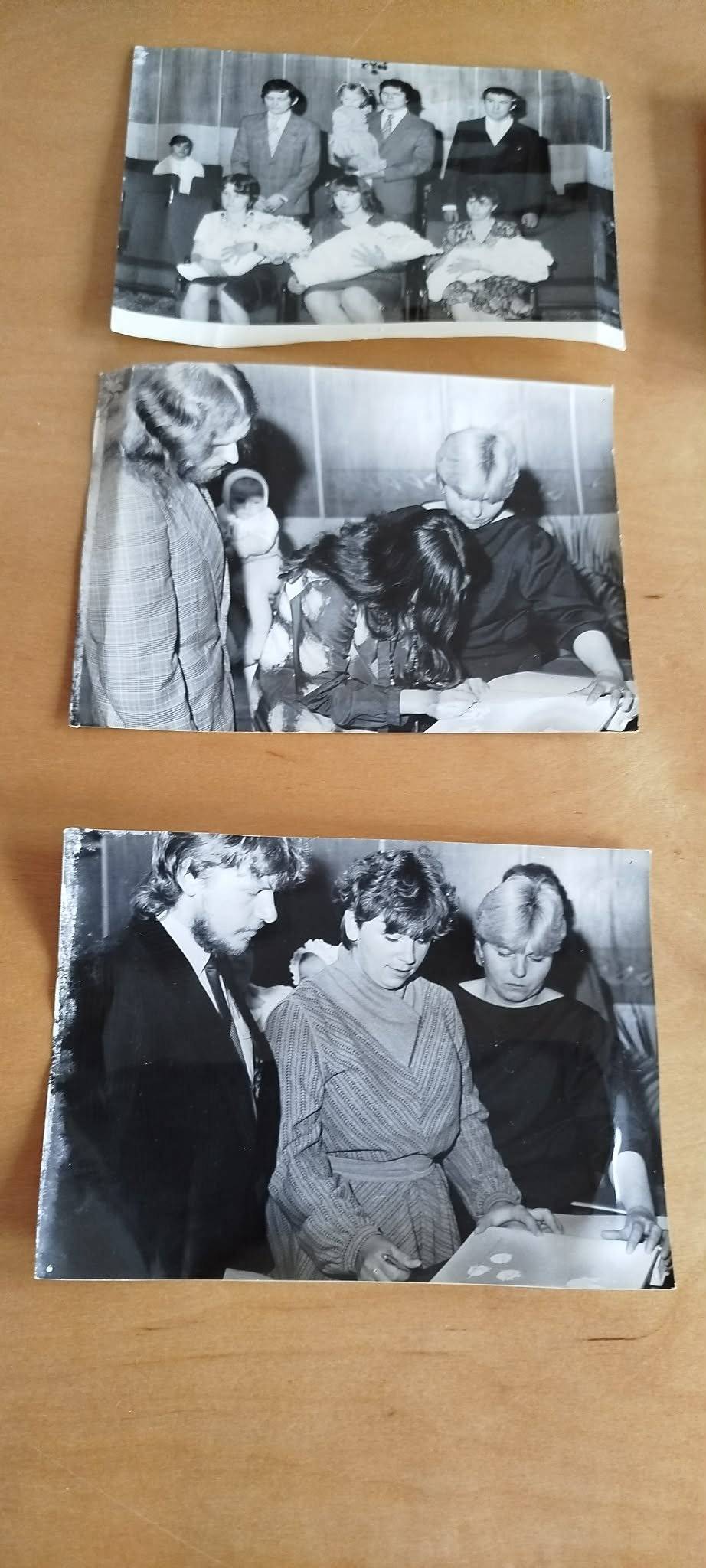 V dnešním historickém okénku se podíváme na Vítání občánků. Budeme rádi za jakékoliv informace k fotografiím, především za upřesněníí „roku pořízení“. Děkujeme za spolupráci. Kristýna Amálie Heczková, kronikářka obce Zveřejnila: Kristýna Amálie Heczková