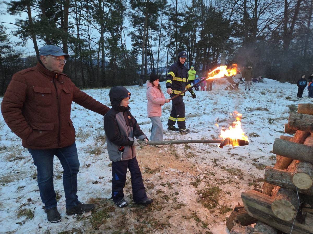 ❄️...iniciatíva členov redakčnej rady Nemšovského spravodajcu, ktorí sa na Vás obracajú s prosbou o poskytnutie fotografie zo sánkovačky, korčuľovania, guľovačky, prípadne inej zimnej aktivity s Vašimi deťmi...  📨Pošlite nám ich, aby sme s ich pomocou vytvorili vizuálny obraz zimnej atmosféry v našom meste...   🗞Vybrané zábery budú zverejnené v najbližšom vydaní Nemšovského spravodajcu...   📧Vaše fotografie s krátkym popisom môžete zaslať na e-mail: nemsovsky.spravodajca@gmail.com   😜Najoriginálnejšiu foto odmeníme...   🙌Ďakujeme, že spolu tvoríme Nemšovského spravodajcu...