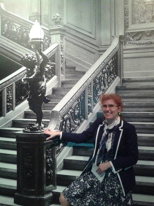 Dobrý den, pořádám besedy o Titaniku a chci udělat několik komentovaných prohlídek výstavy pro skupiny zájemců. Spolupráce s pořadatelem zatím nevyšla příliš výhodně, proto to pořádám jako soukromá osoba. První termín mám 9. března od 16 do 19 hodin (když přijdete třeba až o půl hodiny později, rychle nás doženete a pořád uslyšíte hodně výkladu). Probíhá to tak, že si koupíte normálně vstupenky na daný termín a hodinu a mně přispějete 250,-/osobu na výklad. Za tuto částku mám pro Vás překvapení - když mi napíšete den a měsíc narození účastníků, připravím každému konkrétní palubní lístek člověka, který byl na Titaniku a narodil se ve stejný den. V průběhu besedy Vám o něm i něco popovídám. Zaměřím se na nejnovější objevy ohledně potopení Titaniku, povyprávím osudy zajímavých lidí, které uvidíte na panelech, budete mít na lístku, nebo najdete jejich věci ve vitrínách. Další termíny chci udělat od 13. do 15. dubna odpoledne cíleně k výročí potopení. https://dana-simkova.webnode.cz/titanic/ Zájemci mě můžou kontaktovat ve zprávě tady na Facebooku, nebo na WhatsAppu 723 381 226.