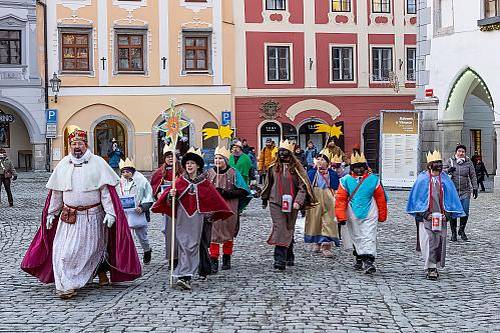 Letošní Tříkrálová sbírka na Českokrumlovsku opět potvrdila, že solidarita má zde pevné místo. Celkem regionální sbírka vynesla téměř 850 tisíc korun, z čehož v Českém Krumlově lidé přispěli více než 60 tisíci.