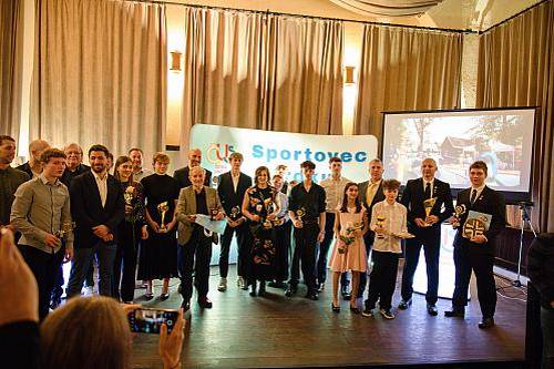 Ve čtvrtek 22. ledna 2026 se v Pivovarské restauraci v Českém Krumlově uskutečnilo slavnostní vyhlášení Nejúspěšnějších sportovců Českokrumlovska za rok 2025. Akci doplnila i tradiční anketa veřejnosti o Nejoblíbenějšího sportovce regionu, která opět ukázala, jak živé a pestré je sportovní dění v našem okolí.